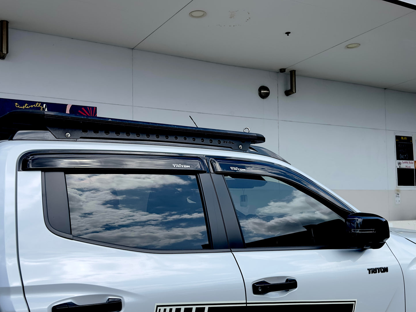 SUITS - Mitsubishi MV TRITON L200 2024 + Weather Shields Window Visors Tinted